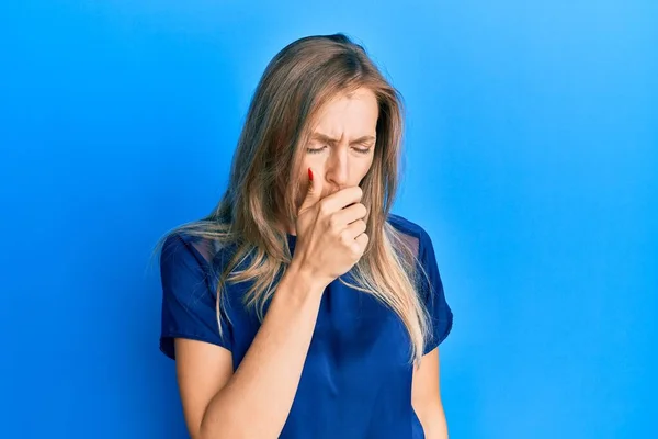 Mooie Blanke Vrouw Draagt Casual Blauw Shirt Gevoel Onwel Hoesten — Stockfoto