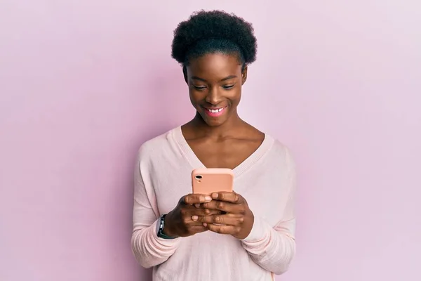 Jong Afrikaans Amerikaans Meisje Met Behulp Van Smartphone Glimlachen Met — Stockfoto