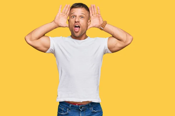 Hombre Musculoso Guapo Con Camiseta Blanca Casual Sonriendo Alegre Jugando — Foto de Stock