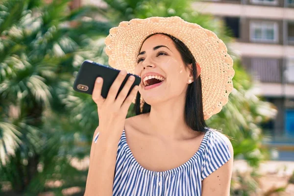 Keyifli, neşeli, şehir, zevk, ifade, eğlence, kız, mutlu, şapka, Hispanik, tatiller, seyahat, Latince, yaşam tarzı, açık hava, insan, portre, gülümseme, gülümseme, sokak, yaz, güneş ışığı, turizm, turizm, şehir, seyahat, seyahat, gezi, şehir, tatil, va