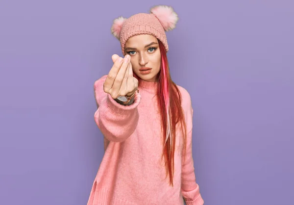 Mulher Branca Jovem Vestindo Roupas Casuais Boné Fazendo Gesto Italiano — Fotografia de Stock