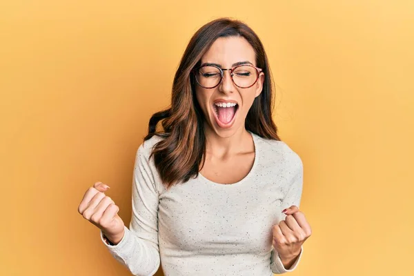 Young Brunette Woman Wearing Casual Clothes Glasses Celebrating Surprised Amazed — Stock Photo, Image
