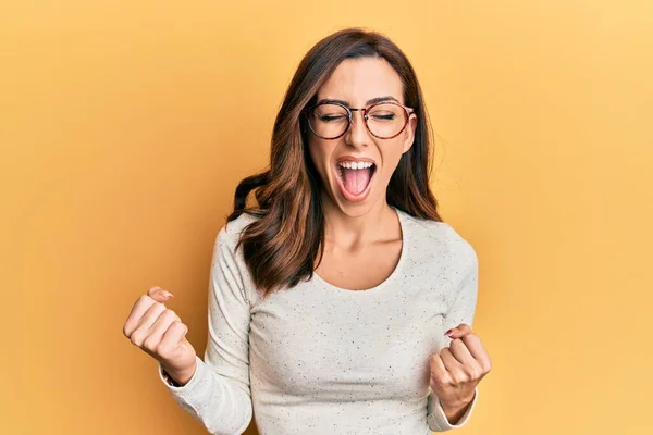 Joven Morena Vestida Con Ropa Casual Gafas Celebrando Sorprendida Sorprendida — Foto de Stock