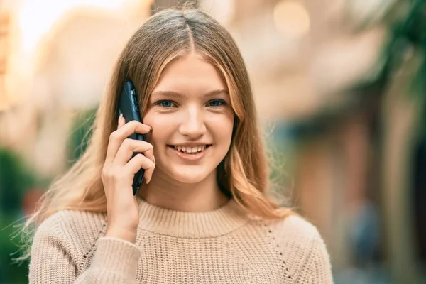 Mooie Kaukasische Tiener Glimlachend Gelukkig Praten Smartphone Stad — Stockfoto