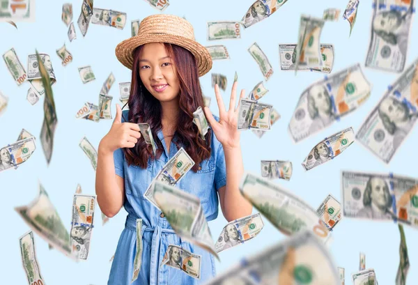 Menina Chinesa Bonita Nova Usando Chapéu Verão Mostrando Apontando Para — Fotografia de Stock
