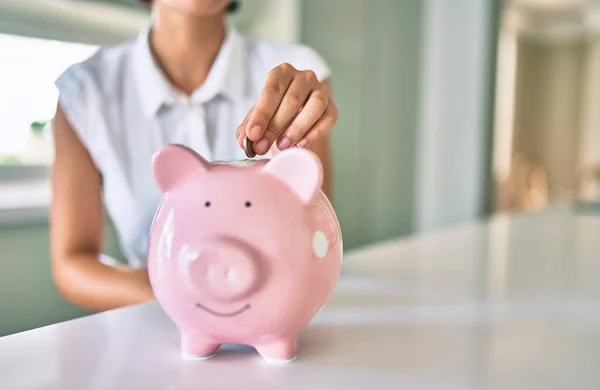 Jong Brunette Vrouw Glimlachen Gelukkig Zetten Geld Besparingen Van Spaarvarken — Stockfoto