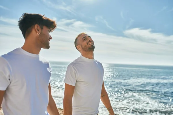 Mladý Gayové Pár Usměvavý Šťastný Chůze Pláži Promenády — Stock fotografie