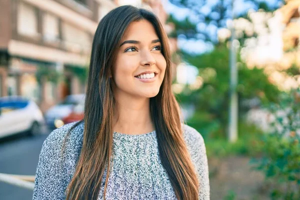 Young Beautiful Hispanic Girl Smiling Happy Walking City — Stock Photo, Image