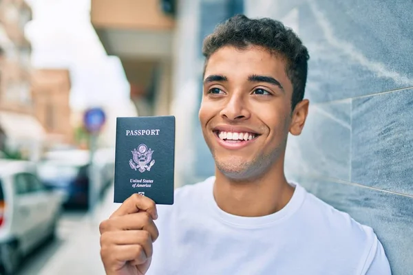 Jovem Latino Sorrindo Feliz Segurando Passaporte Dos Estados Unidos Encostado — Fotografia de Stock