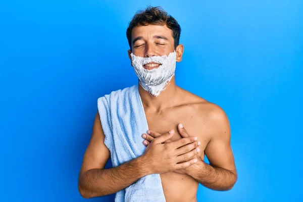 Hombre Guapo Salvando Barba Con Espuma Afeitada Sobre Cara Sonriendo — Foto de Stock