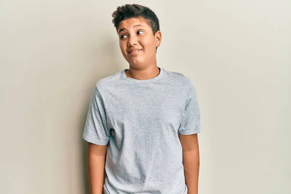 Adolescente Hispano Niño Usando Casual Gris Camiseta Sonriendo Mirando Lado — Foto de Stock