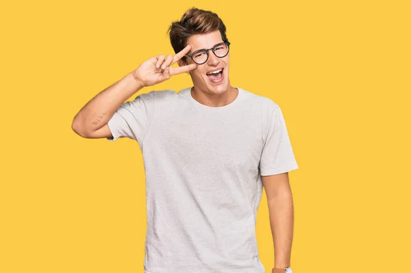 Hezký Běloch Neformálním Oblečení Brýlích Mírumilovný Symbol Prsty Přes Obličej — Stock fotografie