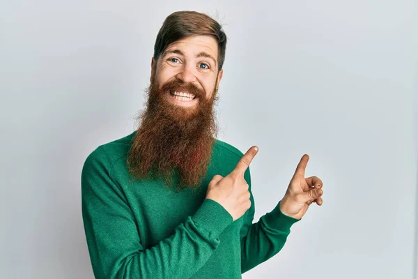 Homme Rousse Longue Barbe Portant Des Vêtements Décontractés Souriant Regardant — Photo