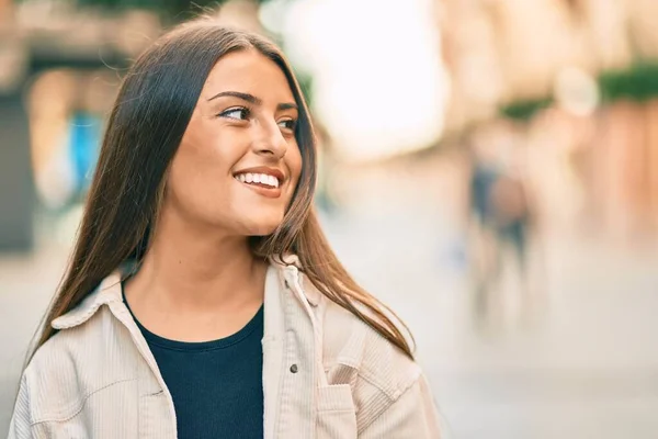 Menina Hispânica Jovem Sorrindo Feliz Cidade — Fotografia de Stock