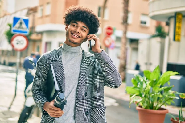 Jonge Afro Amerikaanse Zakenman Gesprek Smartphone Met Fles Water Stad — Stockfoto