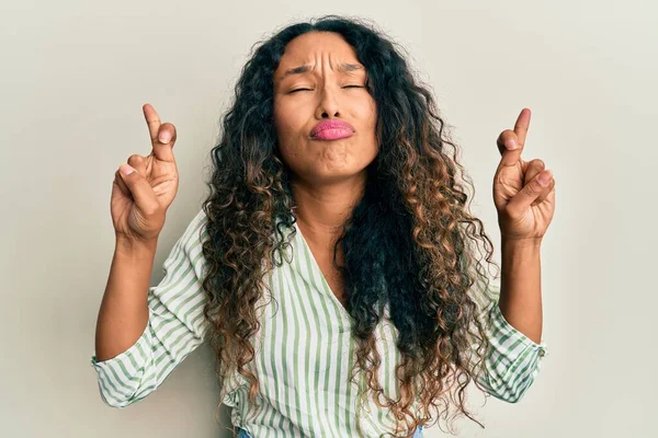 Junge Lateinamerikanische Frau Lässiger Kleidung Gestikuliert Mit Erhobenem Zeigefinger Lächelnd — Stockfoto