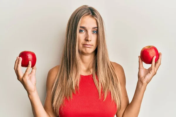 Giovane Donna Bionda Che Tiene Mele Rosse Depresse Preoccupa Angoscia — Foto Stock