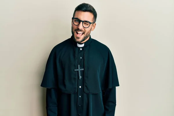 Joven Hombre Hispano Vistiendo Uniforme Sacerdote Pie Sobre Fondo Blanco —  Fotos de Stock