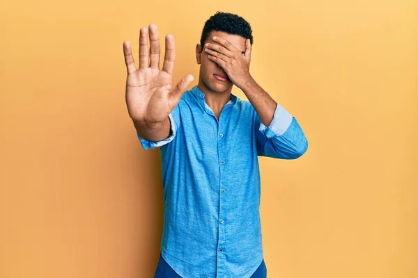 Junger Arabischer Mann Lässiger Kleidung Der Die Augen Mit Händen — Stockfoto