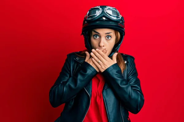 バイクのヘルメットをかぶったヒスパニック系の若い女性がミスのために手で口をカバーショックを受けた 秘密の概念 — ストック写真