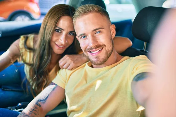 Jeune Couple Souriant Voiture Conduite Heureuse — Photo