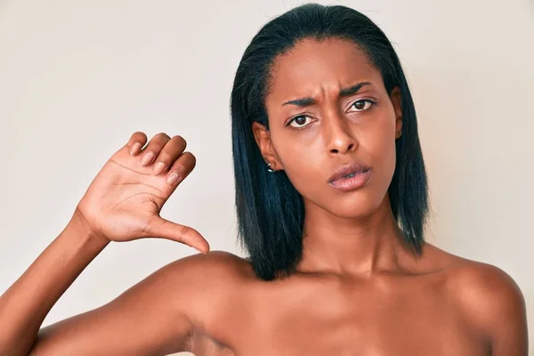 Jonge Afro Amerikaanse Vrouw Naakt Achtergrond Met Boos Gezicht Negatief — Stockfoto