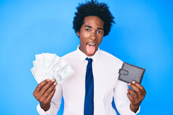 Yakışıklı Afro Saçlı Cüzdanı Banknotları Elinde Olan Komik Bir Ifadeyle — Stok fotoğraf