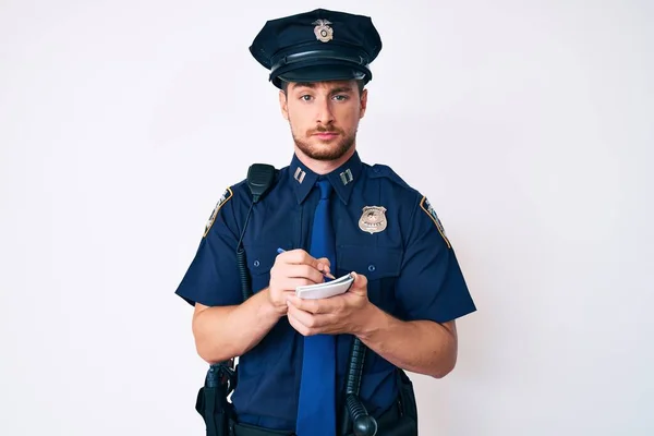 Jonge Blanke Man Draagt Politie Uniform Schrijven Prima Sceptisch Nerveus — Stockfoto