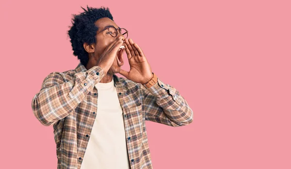 Bonito Homem Americano Africano Com Cabelo Afro Vestindo Roupas Casuais — Fotografia de Stock