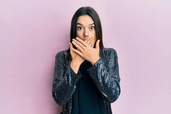 Giovane Ragazza Ispanica Indossa Giacca Partito Scioccato Coprendo Bocca Con — Foto Stock