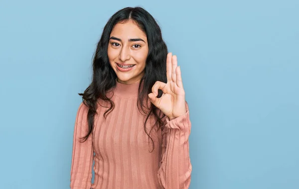 Menina Adolescente Hispânica Com Aparelho Dentário Vestindo Roupas Casuais Sorrindo — Fotografia de Stock