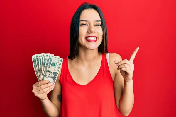 Menina Hispânica Jovem Segurando Nota Dólares Sorrindo Feliz Apontando Com — Fotografia de Stock