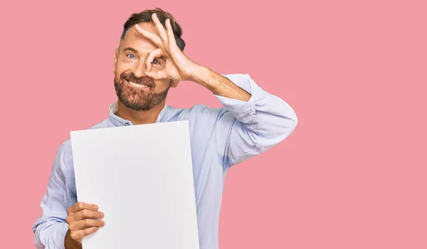 Bonito Homem Meia Idade Segurando Banner Vazio Branco Sorrindo Feliz — Fotografia de Stock