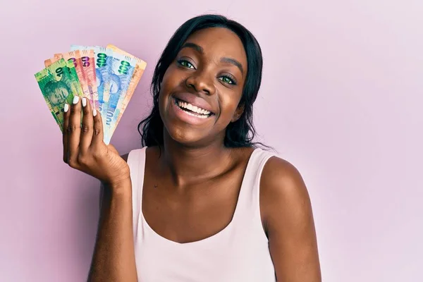 Joven Mujer Afroamericana Sosteniendo Billetes Rand Sudafricanos Que Parecen Positivos — Foto de Stock