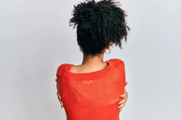 Jeune Fille Afro Américaine Portant Des Vêtements Décontractés Embrassant Heureux — Photo