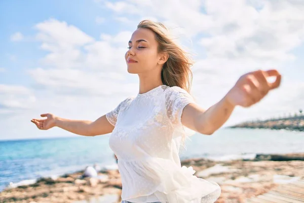 Joven Chica Caucásica Respirando Con Los Brazos Abiertos Paseo Marítimo — Foto de Stock