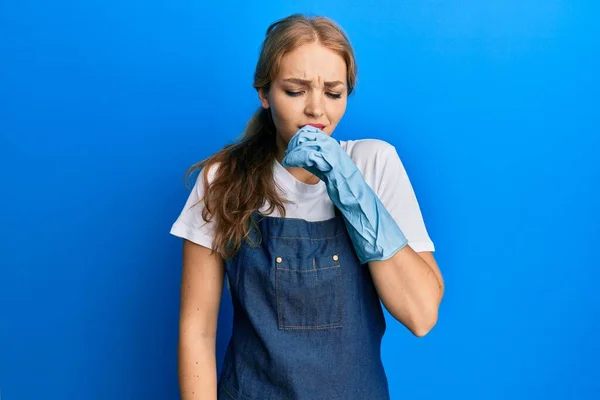 Beautiful Blonde Caucasian Woman Wearing Cleaner Apron Gloves Feeling Unwell — Stock Photo, Image