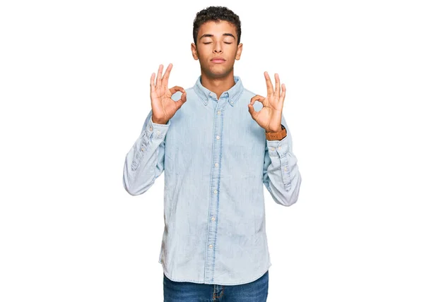 Jovem Bonito Homem Afro Americano Vestindo Roupas Casuais Relaxar Sorrir — Fotografia de Stock