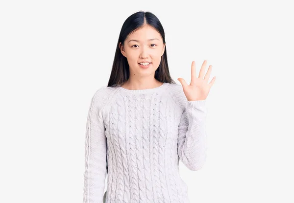Junge Schöne Chinesin Trägt Lässigen Pullover Und Zeigt Mit Finger — Stockfoto
