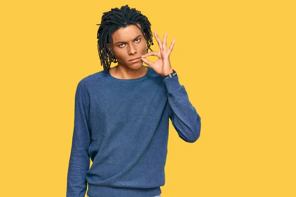 Jovem Afro Americano Vestindo Camisola Inverno Casual Boca Lábios Fechados — Fotografia de Stock