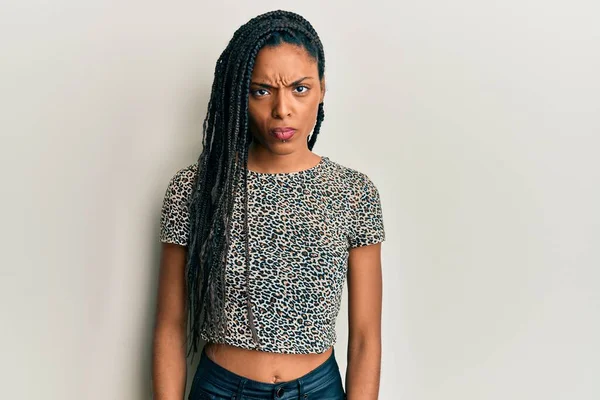 アフリカ系アメリカ人の女性は 問題のために動揺を眉をひそめて 懐疑的で緊張したカジュアルな服を着ている 否定的な人 — ストック写真