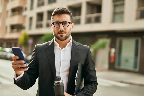 Jonge Spaanse Zakenman Met Serieuze Expressie Met Smartphone Stad — Stockfoto