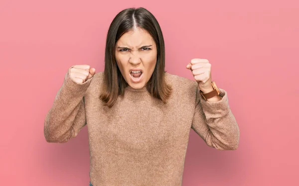 Young Beautiful Woman Wearing Casual Clothes Angry Mad Raising Fists — Stock Photo, Image