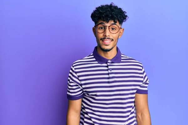 Pemuda Arab Tampan Mengenakan Pakaian Santai Dan Kacamata Dengan Senyum — Stok Foto
