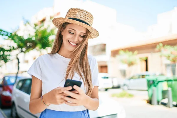 Junge Blonde Frau Urlaub Lächelt Glücklich Mit Smartphone Auf Der — Stockfoto