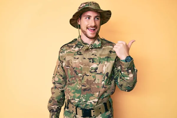Jeune Homme Caucasien Portant Uniforme Camouflage Armée Souriant Avec Visage — Photo