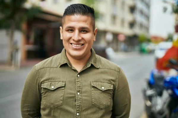 Jovem Latino Sorrindo Feliz Cidade — Fotografia de Stock