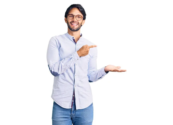 Hombre Hispano Guapo Con Camisa Negocios Gafas Asombrado Sonriendo Cámara — Foto de Stock