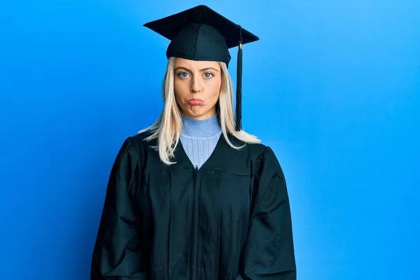 Vacker Blond Kvinna Bär Examen Mössa Och Ceremoni Mantel Deprimerad — Stockfoto