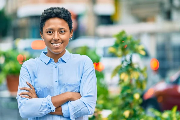 Joven Afroamericana Americana Con Los Brazos Cruzados Sonriendo Feliz Ciudad — Foto de Stock